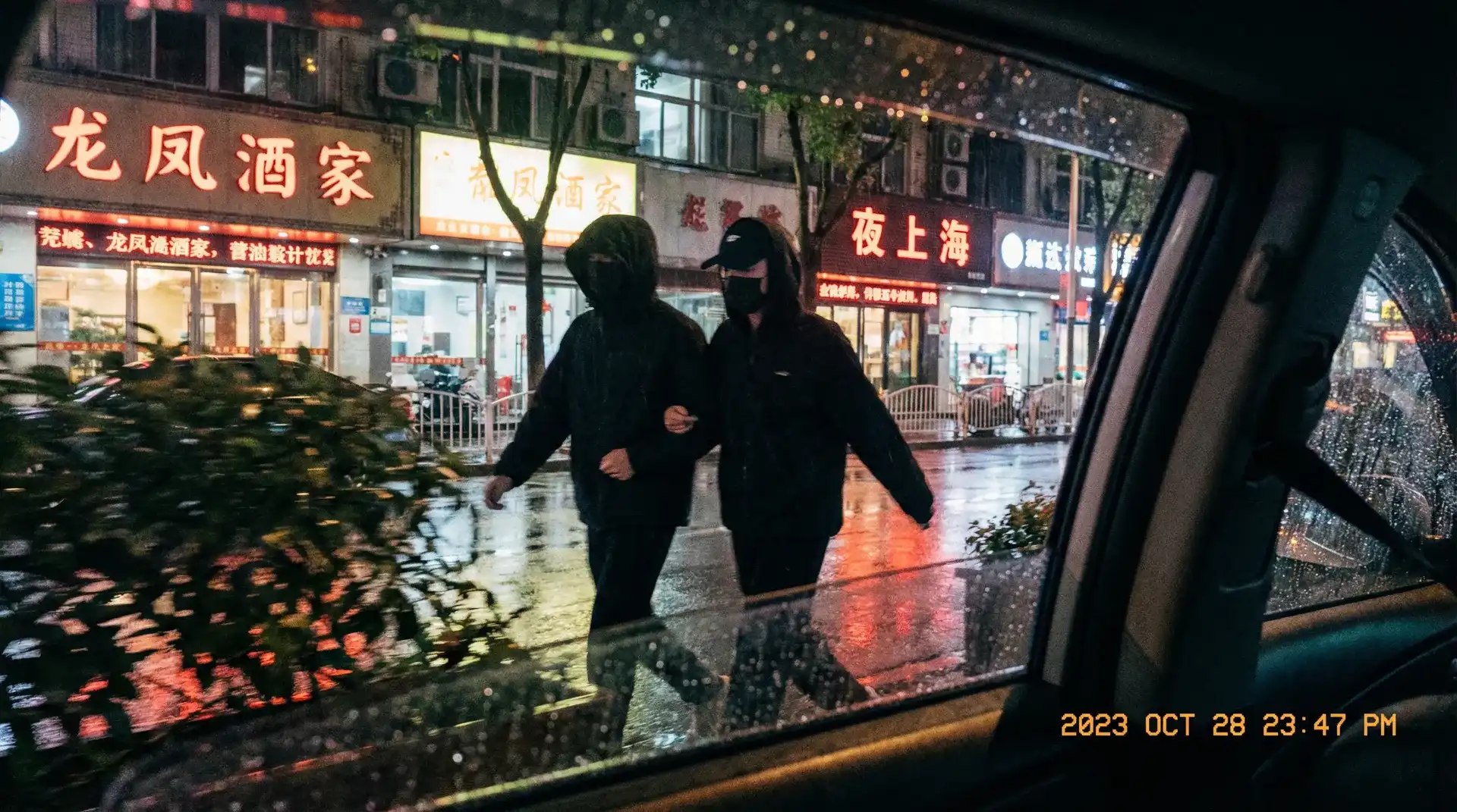换妻-换妻影视最新资讯与原创精选|换妻 - 顶流明星深夜密会现场抓拍照片